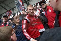 1. Bundesliga - Fußball - FC Ingolstadt 04 - Borussia Mönchengladbach - Sieg Spiel ist aus Fans Jubel, Torschütze Moritz Hartmann (9, FCI) bei den Fans mit Megaphon