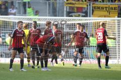 1. Bundesliga - Fußball - FC Ingolstadt 04 - Borussia Dortmund - Spiel ist aus, Niederlage 0:4, Köpfe hängen bei den Schanzern