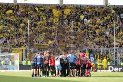 1. Bundesliga - Fußball - FC Ingolstadt 04 - Borussia Dortmund - Spiel ist aus Jubel, FCI verliert erstes Heimspiel, Team in der Mitte, hinten BVB Fans