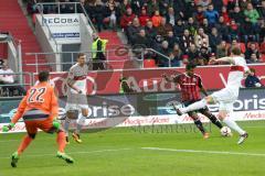 1. Bundesliga - Fußball - FC Ingolstadt 04 - VfB Stuttgart - Darío Lezcano (37, FCI) zieht ab, Torwart Przemyslaw Tyton (22 Stuttgart)