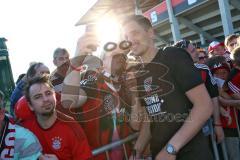 1. Bundesliga - Fußball - FC Ingolstadt 04 - FC Bayern München - Verabschiedung Saisonabschlußfest, Fahnen Schals Jubel Choreo, Autogramme Selfies Benjamin Hübner (5, FCI)