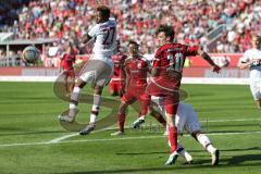 1. Bundesliga - Fußball - FC Ingolstadt 04 - FC Bayern München - David Alaba (27 Bayern) Pascal Groß (10, FCI) Kopfball