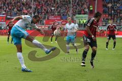 1. Bundesliga - Fußball - FC Ingolstadt 04 - FC Schalke 04 - linkks rettet Ball Joel Matip (Schalke 32) vor rechts Darío Lezcano (37, FCI)