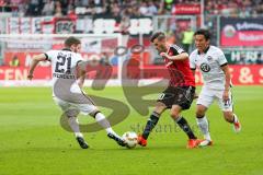 1. Bundesliga - Fußball - FC Ingolstadt 04 - Eintracht Frankfurt - links Marc Stendera (21 Frankfurt) Pascal Groß (10, FCI) Makoto Hasebe (20 Frankfurt)