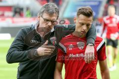 1. BL - Saison 2015/2016 - FC Ingolstadt 04 - Schalke 04 - Vor dem Spiel Michael Henke (Co-Trainer FC Ingolstadt 04) gibt Tips an Robert Bauer (#23 FC Ingolstadt 04) - Foto: Meyer Jürgen