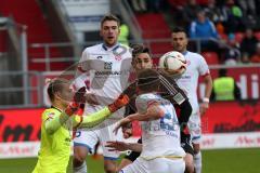 1. Bundesliga - Fußball - FC Ingolstadt 04 - 1. FSV Mainz 05 - Torchance, Torwart Karius, Loris (Mainz 1) am Boden Benjamin Hübner (5, FCI) mitte kommt nicht zum Ball, rechts Bussmann, Gaetan (Mainz 24)