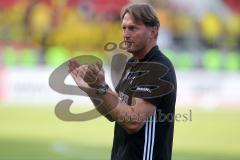 1. Bundesliga - Fußball - FC Ingolstadt 04 - Borussia Dortmund - Cheftrainer Ralph Hasenhüttl (FCI) bedankt sich bei den Fans