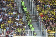 1. Bundesliga - Fußball - FC Ingolstadt 04 - Borussia Dortmund - Security bei den Fans