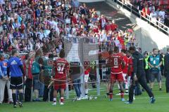 1. Bundesliga - Fußball - FC Ingolstadt 04 - FC Bayern München - 1:2 Niederlage, Bayern ist Deutscher Meister, FCI dankt den Fans Jubel, Cheftrainer Ralph Hasenhüttl (FCI) gerührt mit Tränen