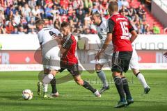 1. Bundesliga - Fußball - FC Ingolstadt 04 - Eintracht Frankfurt - Mathew Leckie (7, FCI) im Zweikampf mit Bastian Oczipka (6 Frankfurt)