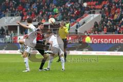 1. Bundesliga - Fußball - FC Ingolstadt 04 - Hannover 96 - mitte Pascal Groß (10, FCI) links Waldemar Anton (Hannover 31) rechts Manuel Schmiedebach (Hannover 8)