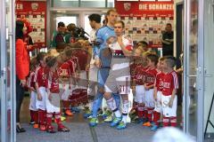 1. Bundesliga - Fußball - FC Ingolstadt 04 - FC Bayern München - Einlauf Kids mit Philipp Lahm (21 Bayern) Torwart Manuel Neuer (1 Bayern)
