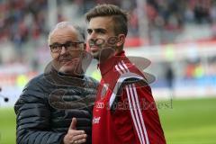 1. Bundesliga - Fußball - FC Ingolstadt 04 - FC Schalke 04 - Spiel ist aus Sieg 3:0, Vorsitzender des Vorstandes Peter Jackwerth (FCI) mit Lukas Hinterseer (16, FCI)