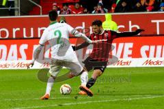 1. Bundesliga - Fußball - FC Ingolstadt 04 - SV Werder Bremen - Mathew Leckie (7, FCI) beim Schuß gegen Santiago García (2, SV Werder Bremen)