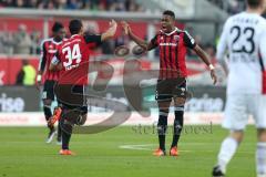 1. Bundesliga - Fußball - FC Ingolstadt 04 - Bayer 04 Leverkusen - Marvin Matip (34, FCI) und Roger de Oliveira Bernardo (8, FCI) klatschen ab