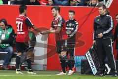 1. BL - Saison 2015/2016 - FC Ingolstadt 04 - Borussia Mönchengladbach - Abklatschen Mathew Leckie (#7 FC Ingolstadt 04) nach seiner Auswechslung von Lezano Farina,Dario (#37 FC Ingolstadt 04) -  Foto: Meyer Jürgen