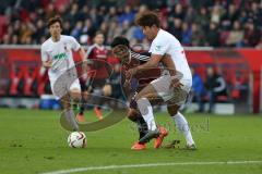 1. Bundesliga - Fußball - FC Ingolstadt 04 - FC Augsburg - Darío Lezcano (37, FCI) gegen Jeong-Ho Hong (FCA 20)