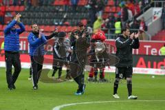 1. Bundesliga - Fußball - FC Ingolstadt 04 - Hannover 96 - Spiel ist aus Team Unentschieden 2:2 Klassenerhalt, Co-Trainer Michael Henke (FCI) Torwarttrainer Martin Scharfer (FCI) Cheftrainer Ralph Hasenhüttl (FCI) Pascal Groß (10, FCI)