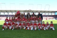 1. Bundesliga - Fußball - FC Ingolstadt 04 - FC Bayern München - Einlaufkids mit Frank Dreves und Vorsitzender des Vorstandes Peter Jackwerth (FCI)