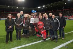 1. Bundesliga - Fußball - FC Ingolstadt 04 - SV Darmstadt 98 - Spendenübergabe Lebenshilfe rechts Geschäftsführer Franz Spitzauer (FCI)