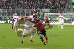 1. Bundesliga - Fußball - FC Ingolstadt 04 - VfB Stuttgart - Toni Sunjic (4 Stuttgart) und rechts Darío Lezcano (37, FCI)
