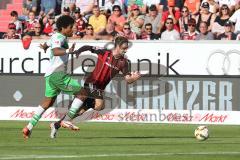 1. Bundesliga - Fußball - FC Ingolstadt 04 - VfL Wolfsburg -  Mathew Leckie (7, FCI) und links Dante Bonfim Costa Santos (Wolfsburg 18)