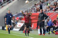 1. Bundesliga - Fußball - FC Ingolstadt 04 - Eintracht Frankfurt - Markus Suttner (29, FCI)  Einwurf, Cheftrainer Ralph Hasenhüttl (FCI) angespannt