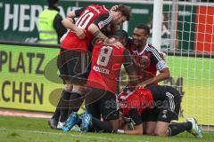 1. BL - Saison 2015/2016 - FC Ingolstadt 04 - Borussia Mönchengladbach - Die Spieler freuen sich nach dem Schlusspfiff über den 1:0 Sieg - Ramazan Özcan (#1 FC Ingolstadt 04) - Almog Cohen (#36 FC Ingolstadt 04) - Roger de Oliveira Bernardo (#8 FC Ingolst