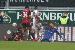 1. Bundesliga - Fußball - FC Ingolstadt 04 - Bayer 04 Leverkusen - Roger de Oliveira Bernardo (8, FCI) und Torwart Örjan Haskjard Nyland (26, FCI) retten den Ball von mitte Wendell (Leverkusen 18)