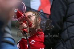 1. Bundesliga - Fußball - FC Ingolstadt 04 - Borussia Mönchengladbach - Sieg Jubel Moritz Hartmann (9, FCI) bei den Fans Tribüne Megaphon