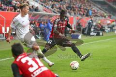 1. Bundesliga - Fußball - FC Ingolstadt 04 - Hannover 96 - Felix Klaus (Hannover 11) Danny da Costa (21, FCI) Darío Lezcano (37, FCI) am Boden