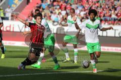 1. Bundesliga - Fußball - FC Ingolstadt 04 - VfL Wolfsburg -  Mathew Leckie (7, FCI) knapp am Tor, Dante Bonfim Costa Santos (Wolfsburg 18)