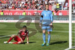 1. Bundesliga - Fußball - FC Ingolstadt 04 - FC Bayern München - Benjamin Hübner (5, FCI) Torwart Manuel Neuer (1 Bayern)