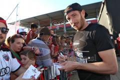 1. Bundesliga - Fußball - FC Ingolstadt 04 - FC Bayern München - Verabschiedung Saisonabschlußfest, Fahnen Schals Jubel Choreo, Autogramme Selfies Moritz Hartmann (9, FCI)