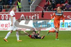 1. Bundesliga - Fußball - FC Ingolstadt 04 - VfB Stuttgart - Darío Lezcano (37, FCI) wird von Torwart Przemyslaw Tyton (22 Stuttgart) zu Boden gerissen und beschwert sich