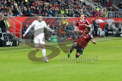 1. Bundesliga - Fußball - FC Ingolstadt 04 - SV Werder Bremen - Roger de Oliveira Bernardo (8, FCI) grätscht gegen Levin Öztunali (11, SV Werder Bremen)