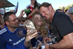 1. Bundesliga - Fußball - FC Ingolstadt 04 - FC Bayern München - Verabschiedung Saisonabschlußfest, Fahnen Schals Jubel Choreo, Autogramme Selfies Cheftrainer Ralph Hasenhüttl (FCI)