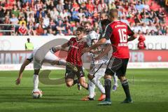 1. Bundesliga - Fußball - FC Ingolstadt 04 - Eintracht Frankfurt - mitte Mathew Leckie (7, FCI) kämpft sich durch die Abwehr