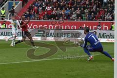 1. BL - Saison 2015/2016 - FC Ingolstadt 04 - Borussia Mönchengladbach - Ramazan Özcan (#1 FC Ingolstadt 04) - Marvin Matip (#34 FC Ingolstadt 04) - Hazard Thorgan #10 weiss Gladbach - Foto: Meyer Jürgen