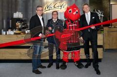 1. Bundesliga - Fußball - FC Ingolstadt 04 - 1. FSV Mainz 05 - Neueröffnung am Audi Sportpark Partner Mc Cafe, Geschäftsführer Franz Spitzauer (FCI) schneidet das Band durch. Links Vizepräsident McDonalds Deutschland Palm und rechts Prinz von Hessen