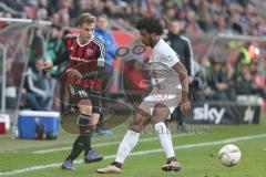 1. Bundesliga - Fußball - FC Ingolstadt 04 - FC Augsburg - Max Christiansen (19, FCI) gegen Caiuby (FCA 30)