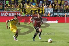 1. Bundesliga - Fußball - FC Ingolstadt 04 - Borussia Dortmund - links Henrikh Mkhitaryan (BVB 10) und rechts Konstantin Engel (20, FCI)