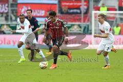 1. Bundesliga - Fußball - FC Ingolstadt 04 - VfB Stuttgart - Angriff Darío Lezcano (37, FCI) links Serey Dié (26 Stuttgart) rechts Daniel Schwaab (3 Stuttgart)