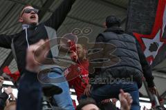 1. Bundesliga - Fußball - FC Ingolstadt 04 - Borussia Mönchengladbach - Sieg Spiel ist aus Fans Jubel, Torschütze Moritz Hartmann (9, FCI) bei den Fans mit Megaphon