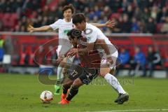 1. Bundesliga - Fußball - FC Ingolstadt 04 - FC Augsburg - Darío Lezcano (37, FCI) gegen Jeong-Ho Hong (FCA 20)