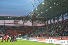1. Bundesliga - Fußball - FC Ingolstadt 04 - FC Augsburg - Mannschaft feiert Sieg mit Fans