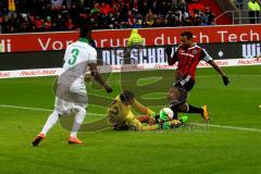 1. Bundesliga - Fußball - FC Ingolstadt 04 - SV Werder Bremen - Marvin Matip (34, FCI) scheitert an Felix Wiedwald. Papy Djilobodji (3, SV Werder Bremen) sichert ab.
