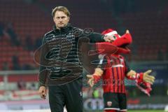 1. Bundesliga - Fußball - FC Ingolstadt 04 - Bayer 04 Leverkusen - Cheftrainer Ralph Hasenhüttl (FCI) geht vom Platz nach dem Spiel, Niederlage
