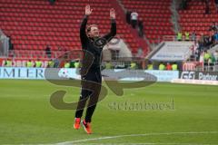 1. Bundesliga - Fußball - FC Ingolstadt 04 - Eintracht Frankfurt - Spiel ist aus, Sieg Jubel Team bedankt sich, Cheftrainer Ralph Hasenhüttl (FCI)