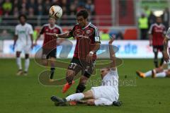 1. Bundesliga - Fußball - FC Ingolstadt 04 - FC Augsburg - Darío Lezcano (37, FCI) gegen Ragnar Klavan (FCA 5)